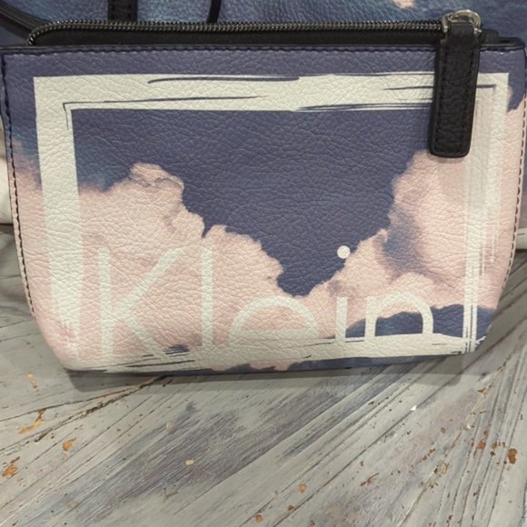 Calvin Klein Cloud Print zippered Tote Bag with Inner mini pouch - Picture 2 of 7